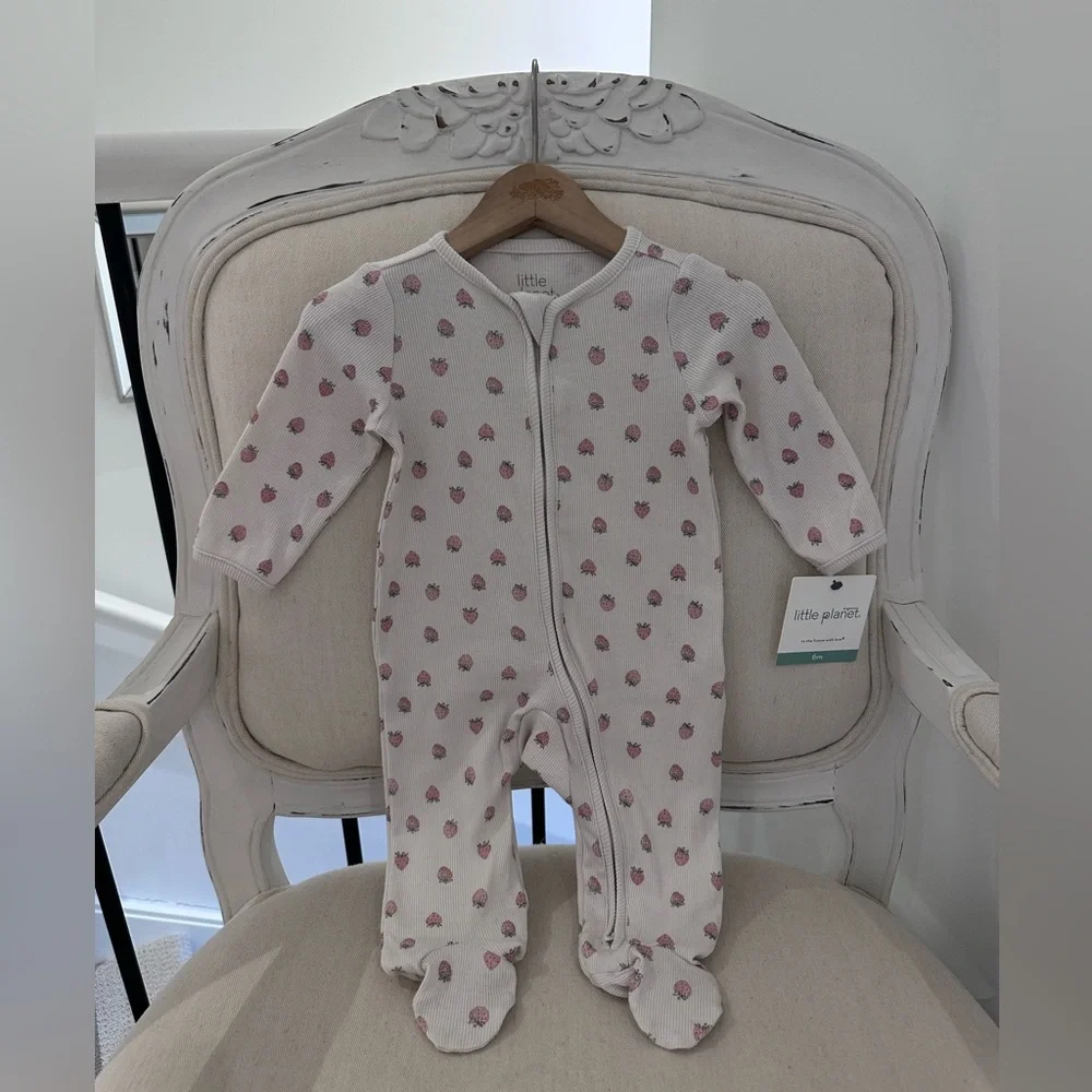 🤍 6 Mth Organic Ribbed Strawberry Print Baby Footie Onesie in Oat NWT - Picture 9 of 10